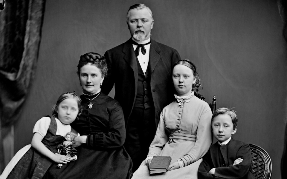 Foto av familj med två vuxna och två barn.